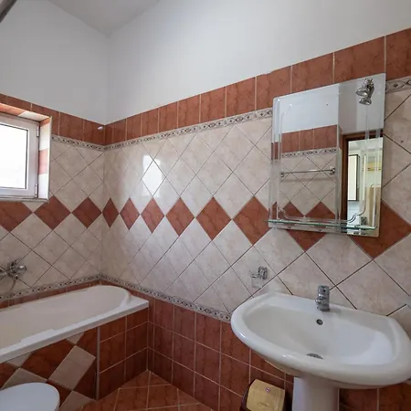 Ylli Gjika Konukevi 3*